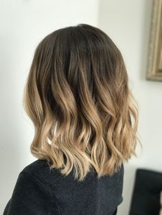 Wavy Hair Short Hairstyles, Shoulder Length Ombre Hair, Short Hairstyles For Thinning Hair, Blonde Ombre Short Hair, Ombre Hair Color For Brunettes, Wavy Hair Short, Blonde Hair Tips, Hairstyles For Thinning Hair, Hairstyles For Wavy Hair