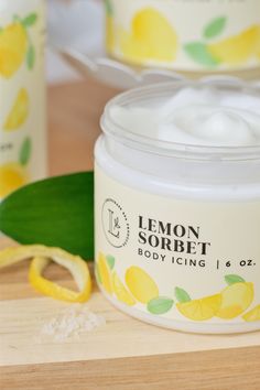 Velvety soft body icing that hydrates skin and leaves a silky finish. Enhanced with the zesty and refreshing scent of lemon and a hint of vanilla.