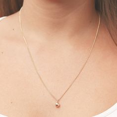 Everyday Gold Necklace, Necklace Layering Gold, Jewelry Necklace Simple, Dainty Cross Necklace, Minimalist Necklace Gold, Single Pearl Necklace, Gold Disc Necklace, Delicate Gold Necklace, Paris Wallpaper