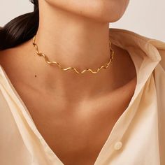 KAI, meaning sea 🌊 reflects the exquisite gold chokers and features a captivating wavy design that elegantly hugs the neck, mirroring the graceful undulations of ocean waves. Crafted from stainless steel, these chokers curves catch the light with every movement, creating a shimmering effect that's both eye-catching and sophisticated. Its sleek and modern silhouette makes it a versatile accessory, perfect for both daytime elegance and evening glamour. Both chokers can be combined for an elevated Jenny Bird, Hollow Design, New Wave, Charm Jewelry, Ring Set, Ring Sets, Jewelry Set, Ring Earrings, Choker