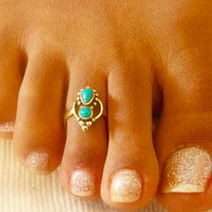 A super cute and adjustable brass toe ring set with gemstone in the center. Rasta Fashion, Ankle Foot Tattoo, Unique Engagement Rings Halo, Wife Nails, Toe Ring Designs, Pendulum Earrings, Blue Diamond Engagement Ring, Foot Ring, Geode Earrings