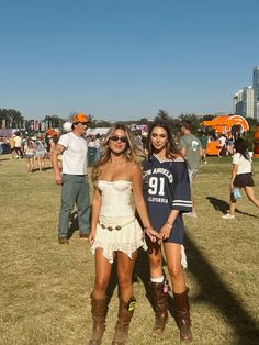 Festival Fits Aesthetic, Country Beach Festival Outfit, Best Friend Festival Outfits, Overall Festival Outfit, Coachella Fits Aesthetic, Hippie Music Festival Outfit Ideas, All Points East Festival Outfit, Beach Concert Outfit Music Festivals, Coachella 2025 Outfits