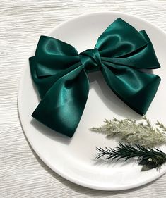 ♡ GREEN SATIN RIBBON HEAD BOW  ♡ Perfect for wedding guest  / brides / proms etc ♡ Perfect for a range of occasions  ♡ Suitable for all hair types ♡ Order will be sent via Royal Mail ♡ APPROXIMATE ITEM SPECIFICATIONS: Length:  10cm / 2.6 inches  Width: 4cm / 1.8 inch ♡Prettylittlebridal x Hair Ribbon Bow, Ribbon Head, Knot Bow, Satin Ribbon Bow, Elegant Hair, Bow Hair Clip, Bow Hair Accessories, Hair Ribbon, Ribbon Hair Bows