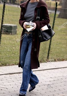 90s British Fashion Women, Woman Doctor Outfits, Intellectual Aesthetic Outfit, Meredith Grey Outfits Style, 2000s Frazzled English Woman Aesthetic, Frazzled English Woman Aesthetic Outfits, 90s Autumn Fashion, Frazzled English Woman Outfits