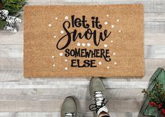 Funny Doormat - Christmas Doormats - Nickel Designs Doormat Sayings, Christmas Floor Mats Diy, Diy Painted Doormat Christmas, Winter Doormat Ideas, Christmas Doormat Diy, Christmas Party Crafts, Door Mat Diy, Weathered Paint, Rustic Holiday Decor