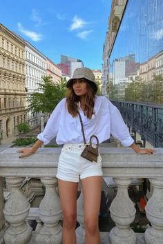 Outfits With Bucket Hats Summer, Mode Coachella, Paris Summer Outfits, Eurotrip Outfits, Outfits Paris, European Fashion Summer, New York Outfits, European Summer Outfits, Europe Outfits