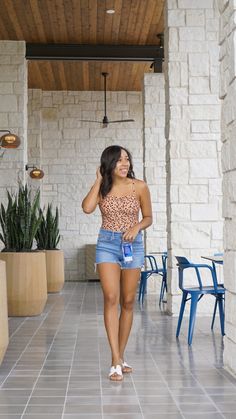 What to wear to a trip to Austin, plus where to stay and what to see. #austintravel #austinguide #texas What To Wear In Texas Summer, Austin Texas Clothing Style, Outfits For Austin Texas Summer, Outfits For Austin Texas Spring, Texas Summer Outfits Casual, Austin Tx Outfits Fall, Outfits For Austin Texas