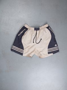 vintage beige Adidas shorts Product features: 🔹Features: - super comfortable & soft - perfect summer pants - waistband - front pocket 🔹 Color: True 80s, beige brown 🔹 Brand: VINTAGE 🔹Season: Spring summer 🔹Handpicked: Checked & disinfected goods 🔹Material: Cotton 🔹 Size (in tag): XL --> Fits like a: M - XL ❗️Condition: ❗️ 10 out of 10 -> very good condition RATING SCALE --> 10 = very good condition --> 5 = satisfactory condition --> 1 = miserable condition 📸 If defects are listed in the Vintage Adidas Shorts, Adidas Beige, Beige Adidas, Short Adidas, Rating Scale, Adidas Vintage, Soccer Shorts, Adidas Shorts, Summer Pants