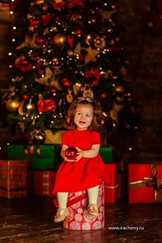 Family Christmas Pictures Outfits, Baby Christmas Photography, Christmas Pictures Outfits, Christmas Card Pictures, Family Christmas Pictures