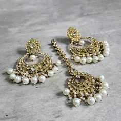 Pearls Earrings Tikka Set Pakistani Style, Earrings Indian, Indian Necklace, Pakistani Jewelry, Indian Earrings, Bespoke Jewellery, Kundan Jewellery, White Earrings, Stunning Earrings