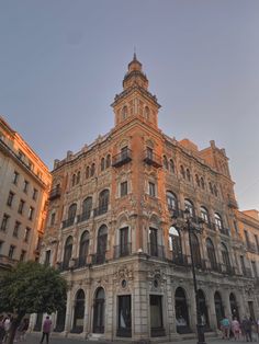 an old building with many windows and balconies on the top floor is shown