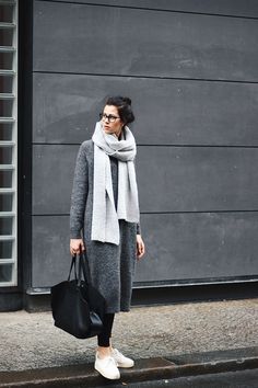 What to Wear with Leggings: 13 Stylish Outfit Ideas | StyleCaster Minimalisticky Chic, White Sneakers Outfit, Outfit Minimal, Minimalist Moda, Look Adidas, Minimal Classic, Mode Casual, Grey Outfit, Looks Street Style