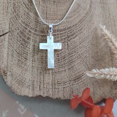 45cm silver-plated serpentine mesh necklace with 25mm white mother-of-pearl pendant in the shape of an engraved cross. White Cross Necklace With Pearl Pendant, Gift Cross Necklace With Pearl Pendant, Gift Pearl Pendant Cross Necklace, Handmade Silver Cross Pendant Necklace, Handmade Silver Necklace With Cross Pendant, Engraved Mother Of Pearl Pendant Necklace, White Cross Necklace As A Gift, White Cross Necklace With Medium-length Chain, Silver Cross Jewelry With Pearl Pendant