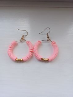 Pink clay bead hoop earrings with gold beads. Pink Earrings Diy, Cute Clay Bead Earring Ideas, How To Make Clay Bead Earrings, Clay Beads Earring Ideas, Pink Small Hoop Earrings With Dangling Beads, Clay Bead Earrings Ideas, Clay Earrings Ideas, Handmade Jewelry Diy Bracelets, Clay Bead Earrings