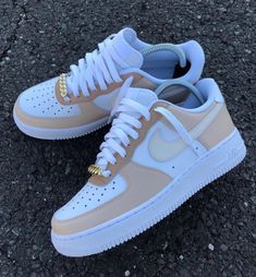 𝙧𝙞𝙘𝙝 𝙗𝙞𝙩𝙘𝙝. on Twitter: "these hard asf… " Sepatu Air Jordan, Wallpaper Nike, White Nike Shoes, Dr Shoes, Nike Shoes Girls, Nike Fashion Shoes, Preppy Shoes, Jordan Shoes Girls, Custom Nike Shoes