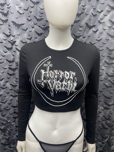 This is a woman's Horror Vacui long sleeved fitted cropped top. This has a Horror Vacui image screen printed on the front. 100% Cotton These are handmade screenprinted and may slightly vary from the photo. Please feel free to email me any questions. Thanks for looking. Due to an influx of incorrect addresses if a package is returned, you must pay the shipping cost to resend the item to you. The seller is not responsible for any lost or stolen packages. Fitted Emo Tops For Fall, Punk Style Fitted Crop Top For Fall, Alternative Fitted Top For Halloween, Fitted Punk Crop Top For Fall, Fitted Alternative Style Halloween Top, Fitted Crew Neck Crop Top For Festivals, Halloween Black Deadstock Tops, Gothic Letter Print Tops For Alternative Fashion, Long Sleeve Band Merch Tops For Alternative Fashion