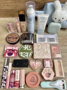 Makeup Bag Aesthetic, Ethereal Makeup, 사진 촬영 포즈, روتين العناية بالبشرة, Makeup Items, In The Bag, Beauty Items