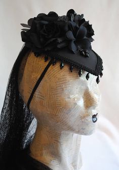 This beautiful gothic victorian mini hat is the absolute must-have to top of your victorian dress or just get a bit more creative with your goth look! It has an elegant tear-drop shape, covered with black taffeta and luxuriously embellished at the back with beautiful black flowers and a dotted double tulle train, that can even be worn over the face as a veil. The piece is completed with intricate crystal hand-beading all around for that rich ornate victorian effect! Choose between total black, b Steampunk Fancy Dress, Gothic Headdress, Haunted Wedding, Hat Veil, Elizabethan Collar, Victorian Accessories, Victorian Hats, Mini Hat, Goth Look