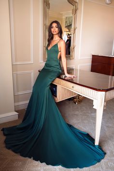 Robes Glamour, Pretty Prom Dresses, Green Prom Dress, Satin Gown, Gala Dresses, Formal Dresses For Women, Evening Gowns Formal, Gorgeous Gowns