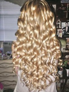 Silky Curly Hair, Long Curly Blonde Hair, Princess Curls, Long Blonde Curls, Long Hair Princess, 2000s Core, Pelo Sims, Coquette Fashion, Blonde Curls