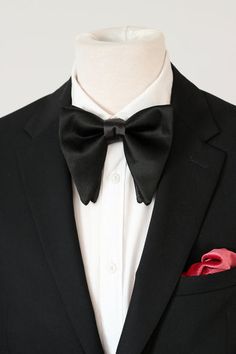 Guys Prom Outfit, Pink Prom Suit, Tom Ford Bow Tie, Guys Prom, Mens Fashion Black, Ceramic Business, Navy Blue Bow Tie, Lapel Flowers, Mens Suspenders