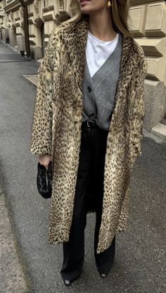 Animal Print Coat Outfit, Print Coat Outfit, Leopard Coat Outfit, Winter Couture, Cheetah Print Outfits, Extreme Fashion, Ootd Winter, Leopard Coat, Daily Outfit Inspiration