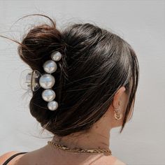 Brunette with Pearl claw clip pulling back hair Hair Pins And Clips, Jaw Clip Hairstyles, Shayla Wedding, Pearl Claw Clip, Pearl Clips, Bride Era, Avant Garde Hair, Jaw Clip, Clip Hairstyles