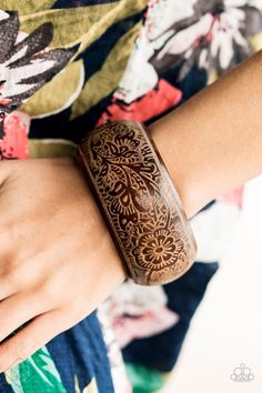 Brown wooden bangle with a tropical flower print design. Paparazzi Jewelry Images, Wooden Bangle Bracelet, Bling Party, Paparazzi Consultant, Wooden Bangle, Sister Jewelry, Brown Bracelet, Beach Retreat, Wooden Bracelet