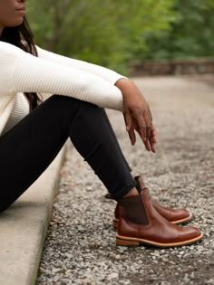 Brown Chelsea Boots Outfit, Chelsea Boot Outfits Women, How To Style Chelsea Boots, Chelsea Boots Leather, Womens Fall Boots, Brown Boots Outfit, Styling Chelsea Boots