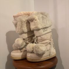 Woman Summer Shoes Snow Queen Fashion, Coquette Tennis Shoes, Angelcore Shoes, Winter Outfits For Christmas, Popular Shoes 2024, Dior Winter Boots, Cold Winter Boots, Dc Snow Boots, White Uggs