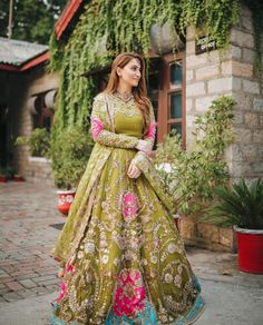 Mehndi Dress For Bride, Pakistani Bridal Lehenga, Bridal Mehndi Dresses, Mehndi Dress, Mehendi Outfits, Asian Bridal Dresses, Bridal Dresses Pakistan, Pakistani Wedding Outfits, Pakistani Fashion Party Wear