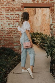 Puff Sleeve Top + Paperbag Jeans - Carolynn Thielges Jeans And Top Styling Ideas, White Crop Top And Jeans Outfit, Puff Shirt Outfit, How To Style Puff Sleeve Top, Puff Sleeves Outfit Jeans, Crop Top Outfits With Jeans Casual, Puff Sleeves Top Outfit, White Puff Sleeve Top Outfit, Paperbag Jeans Outfit