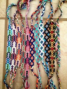 Friendship bracelets! Love these! Diy Collier, Thread Bracelets, Summer Bracelets, Bracelet Diy, String Bracelet, Macrame Bracelets