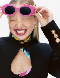 Dark Lipstick Shades, Selena Forrest, Lila Moss, Donatella Versace, Oval Sunglasses, 가을 패션, Wear Pink, Pre Fall, Scarf Print