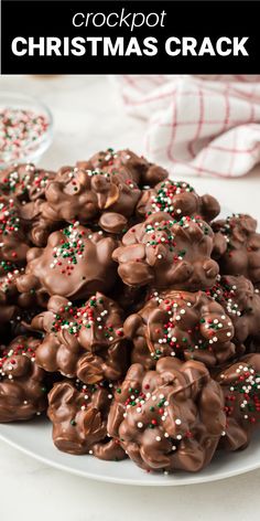 rockpot Christmas Crack is an addicting chocolate Christmas candy you make in your slow cooker. This treat combines white and milk chocolate with salty peanuts. Crockpot Christmas, Christmas Candy Easy, Easy Christmas Candy Recipes, Crockpot Candy, Resipi Kek, Chocolate Covered Peanuts, Christmas Baking Recipes, Candy Recipes Homemade, Christmas Candy Recipes