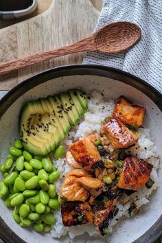 self care aesthetic pictures, meal prep aesthetic, clean eating aesthetic, nutrition aesthetic Gluten Free Teriyaki, Sushi Healthy, Sushi Bowl Recipe, Plats Healthy, Edamame Beans, Sushi Bowl, Salmon Sushi, Teriyaki Salmon