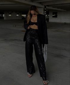 Outfit For New Year Party, Sparkly Pants Outfit, Neutral Style Fashion, Outfit Soiree, Bling Outfits, Holiday Outfit Inspo, Outfit Inspo Winter, Effortless Chic Style, Glitter Outfit