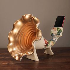 Gramophone Phone Speaker Floral Sculpture - MAIA HOMES Housing Inspiration, Floral Sculpture, Tanah Liat, Inspire Me Home Decor, Room Deco, Phone Speaker, Aesthetic Room Decor, Milling