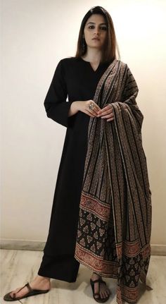 Black Salwar, Simple Dress Casual, Simple Kurta Designs, Simple Kurti Designs, Fashion Indian, Casual Indian Fashion, Salwar Kamiz