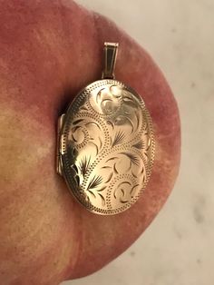 Lovely vintage 9 carat yellow gold locket pendant with beautiful foliate engraving on the front. Fully hallmarked for Birmingham 1995. Maker JAM. In excellent vintage condition.  Weight 4.10 grams.  Max length 4.8 cm Max width 2.3 cm Max depth 0.6 cm 900922 Engraved 14k Gold Oval Pendant Locket Necklace, Ornate Oval Engraved Locket Necklace, Ornate Engraved Oval Locket Necklace, Vintage Oval Locket Necklace In 14k Gold, Antique Oval Hallmarked Locket Necklace, Antique Oval Locket Necklace Hallmarked, Oval Engraved Yellow Gold Locket Necklace, Antique Oval Locket Necklace, Engraved Yellow Gold Oval Locket Necklace