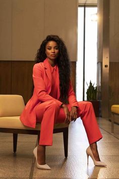 Chic Looks Black Women, Suit Poses For Women, Casual Professional Photos Women, Black Woman Boss Photoshoot, Women’s Business Photoshoot, Headshot Outfit Professional, Business Style Photoshoot, Office Wear Photoshoot Women, Professional Outfit Photoshoot