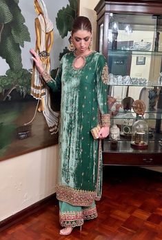 Velvet Pakistani Dress, Velvet Suit Design, Kinza Hashmi, Pakistani Party Wear Dresses, Pakistani Formal Dresses, Heavy Dresses, Velvet Dress Designs, Latest Dress Design, Desi Fashion Casual