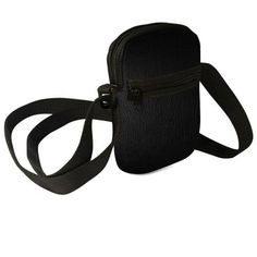 Shoulder Bag Slim! A Shoulder Bag Slim é toda fabricada em neoprene, Cada Shoulder Bag Slim Personalizada é meticulosamente confeccionada, desde a escolha do neoprene até a última etapa de costura. Nosso processo garante a produção de bolsas duráveis e estilosas, proporcionando aos usuários praticidade e elegância em suas viagens e aventuras!    Além de oferecer amplo espaço para itens essenciais, nossa Shoulder Bag Slim Personalizada destaca-se pelo design exclusivo e material resistente. Ideal Shoulder Bag, Design