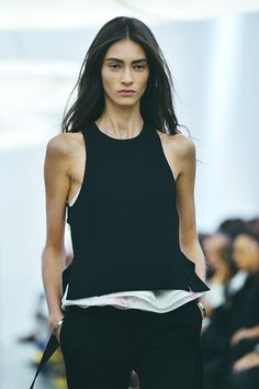 marine deleeuw at iceberg s/s 2014 Black Clothes, Simple Chic, Dressy Tops, Looks Style, Black Tank Tops, Look Fashion, A Black