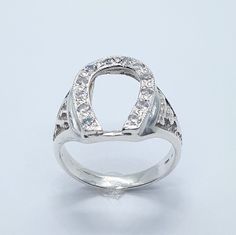 Herradura hecha a mano Impresionante anillo de plata de ley 925 maciza para hombre. Elaborado por expertos en plata de ley 925 y circonita blanca. Este anillo atemporal ha sido grabado a mano y tiene un total de 26 Circonitas incluida la pieza central. Medidas de circonio: 13 circonitas de 2,0 mm cada una Medidas del anillo: Cara del anillo: 16,55 mm Banda del anillo: 3,15 mm Peso del anillo: 5,2 mm Tamaño del anillo: 8 1/2 El tamaño del anillo se puede cambiar sin costo adicional y se le enviar Elegant Horseshoe Rings For Gifts, Silver Adjustable Horseshoe Rings, Classic Horseshoe Shaped Anniversary Rings, Silver Horseshoe Ring As Gift, Silver Horseshoe Ring For Gift, White Band, Rings Statement, Silver Fashion, Statement Rings