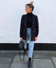 Edgy-Chic Fall OOTD #fallootd #falloutfit Cute Casual All Black Outfit, Freya Killin, Combat Boot Outfit, Dog Drawings, Doc Martens Outfit, Blazer Zara, Zara Boots, Clipuri Video, Outfit Trends