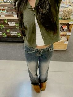 Green cardigan, dark green, winter, autumn, street style, baggy jeans, distressed, boots, white cami Pear Shaped Outfits Aesthetic, Layered Outfits Aesthetic, Grammy Awards Red Carpet, Fashion Fails, The Cardigans, Downtown Outfits, Outfit Inspo Casual, Fits Clothes, Green Cardigan