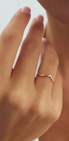 V Ring Design, Minimal Rings Gold, Minimal Rings Minimalist Jewelry, Sleek Rings, Jewlery Aesthetic, Womens Rings Simple, Classy Rings, Simple Gold Ring, Mid Finger Rings