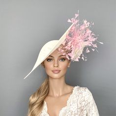 This stunning Ivory wide brim hat, is adorned with a beatutiful  pink feathers spray and a ivory silk flower. This hat is perfect for horse racing like the  Kentucky Derby, Royal Ascot, Breeders Cup, luncheons, High Tea parties, Bridal Showers, wedding guest or any special ocasion. It is mounted on a thin satin cover headband (with silicone ends to prevent a headache) and small comb.  You can choose the side of the head where you like to wear the fascinator. Processing times may vary depending on the month of the year, I update it every week and you can see the estimated delivery date below. All my hats are made to order, due to the nature of them, we are do not accept returns or exchanges. If you have any problem with your order, contact us within 5 days following the reception of your or White Derby Hat, Ascot Horse Racing, Race Day Hats, White Fascinator, Hat Cream, Fascinator Wedding, Kentucky Derby Fascinator, Horse Races, Royal Ascot Hats