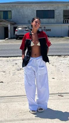 Grungy Beach Outfits, Trackpant Outfit, Sweater Outfits Fall, Streetwear Mode, Estilo Hip Hop, Streetwear Fashion Women, Mode Inspo